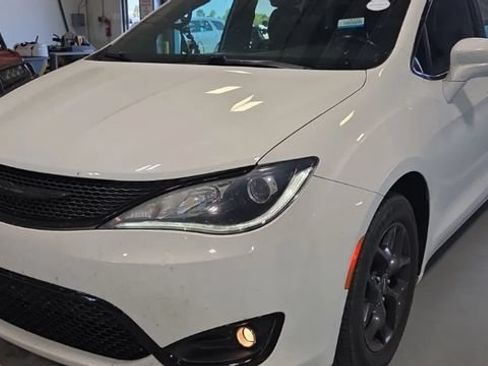 Used 2019 Chrysler Pacifica Touring-L Plus w/ S Appearance Package FWD image 1