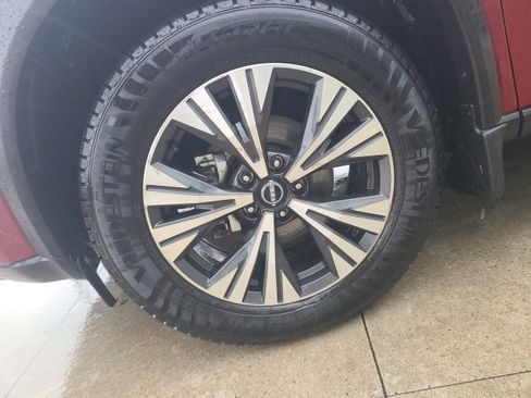 Used 2023 Nissan Rogue SV image 12