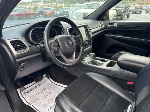 Used 2017 Jeep Grand Cherokee Altitude image 2