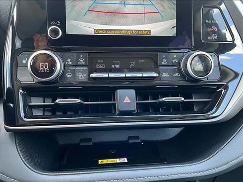 Used 2024 Toyota Highlander XLE FWD image 24