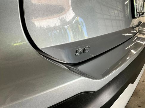 Used 2025 Volkswagen Tiguan SE w/ Panoramic Sunroof Package image 10