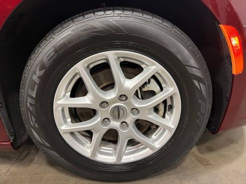 Used 2023 Chrysler Pacifica Touring-L w/ Uconnect Theater Family Group FWD image 21