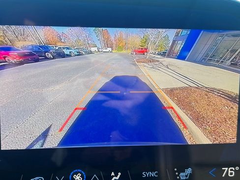 Used 2025 Chevrolet Traverse LT image 9