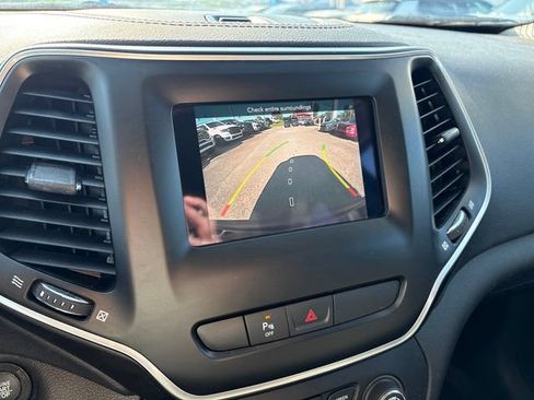 Used 2019 Jeep Cherokee Latitude Plus AWD/4WD image 15