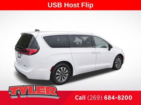 Used 2023 Chrysler Pacifica Touring-L FWD image 8