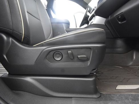 Used 2024 GMC Yukon XL SLT image 56