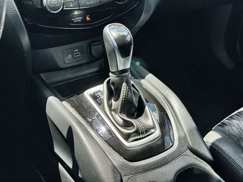 Used 2020 Nissan Rogue SV FWD image 23