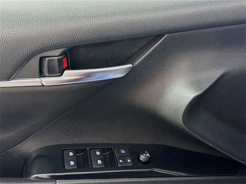 Used 2018 Toyota Camry SE image 12
