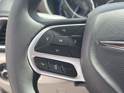 Used 2023 Chrysler Pacifica Touring-L image 9