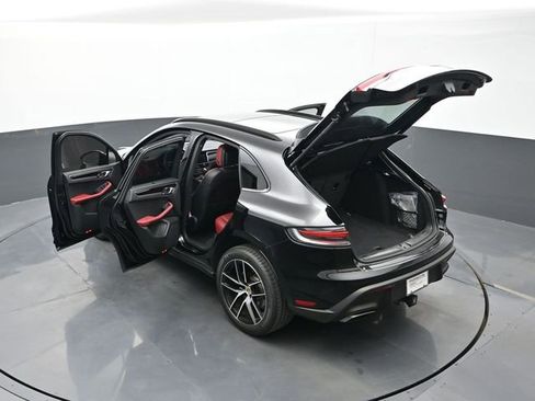 Certified 2025 Porsche Macan AWD/4WD image 29