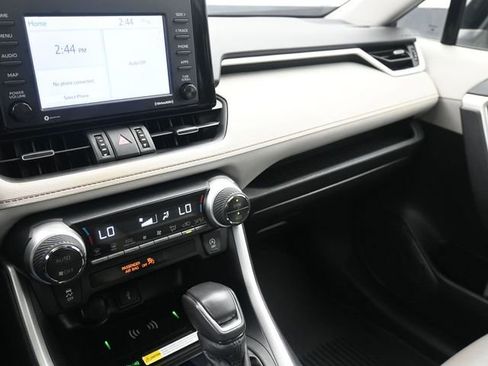 Used 2021 Toyota RAV4 XLE Premium image 31