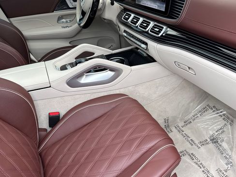 Used 2025 Mercedes-Benz Maybach GLS 600 4MATIC image 28