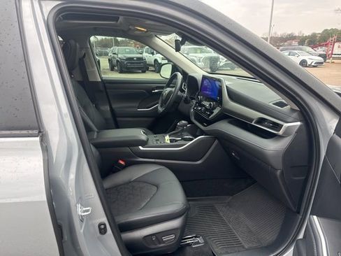Used 2025 Toyota Highlander XLE image 23