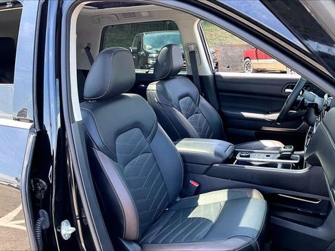 Used 2024 Nissan Pathfinder Platinum w/ Black Appearance Package AWD/4WD image 7