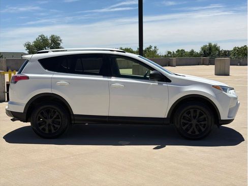 Used 2018 Toyota RAV4 LE FWD image 9