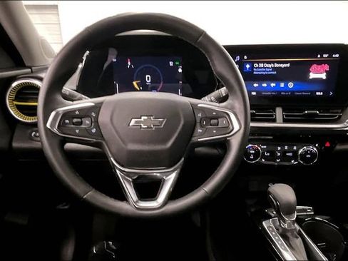 Used 2025 Chevrolet Trax ACTIV w/ Sunroof Package FWD image 6