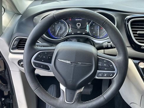 Used 2024 Chrysler Pacifica Touring-L FWD image 20