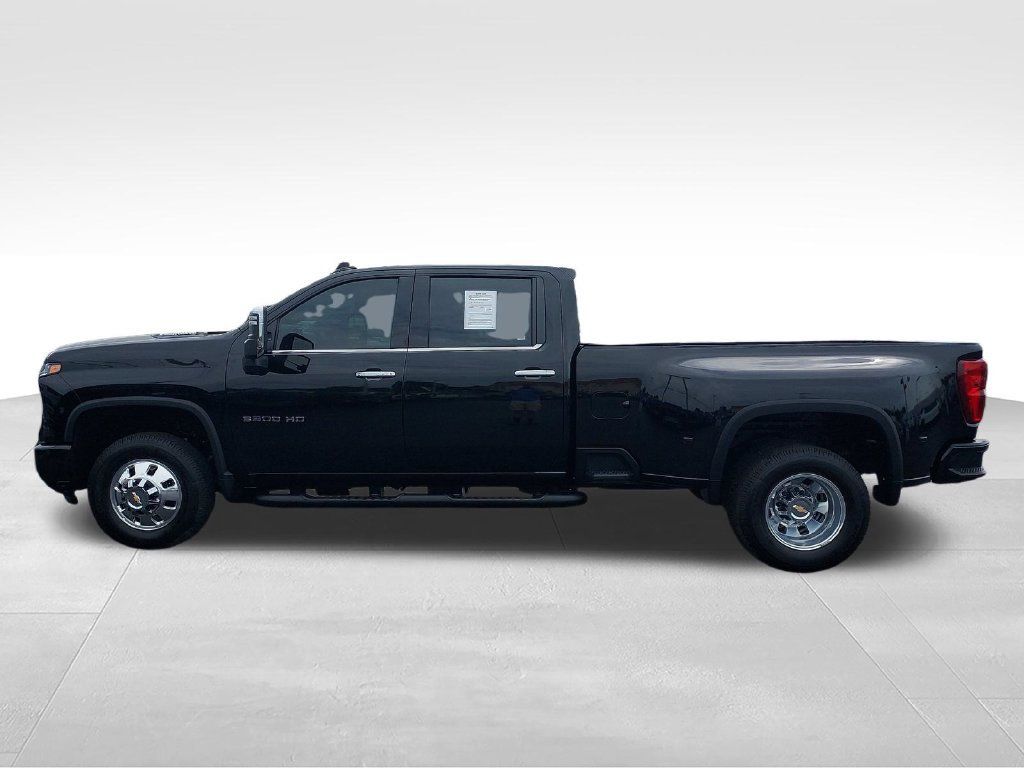 Used 2025 Chevrolet Silverado 3500 LTZ w/ LTZ Plus Package AWD/4WD image 2
