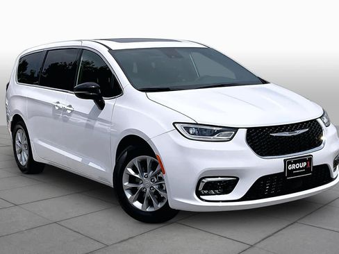 Used 2026 Chrysler Pacifica Limited FWD image 3