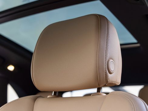 Certified 2025 Porsche Macan image 28