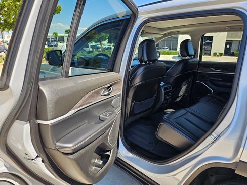 Used 2023 Jeep Grand Cherokee 4WD 4xe image 18