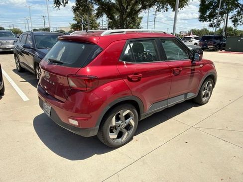 Certified 2025 Hyundai Venue SEL FWD image 2