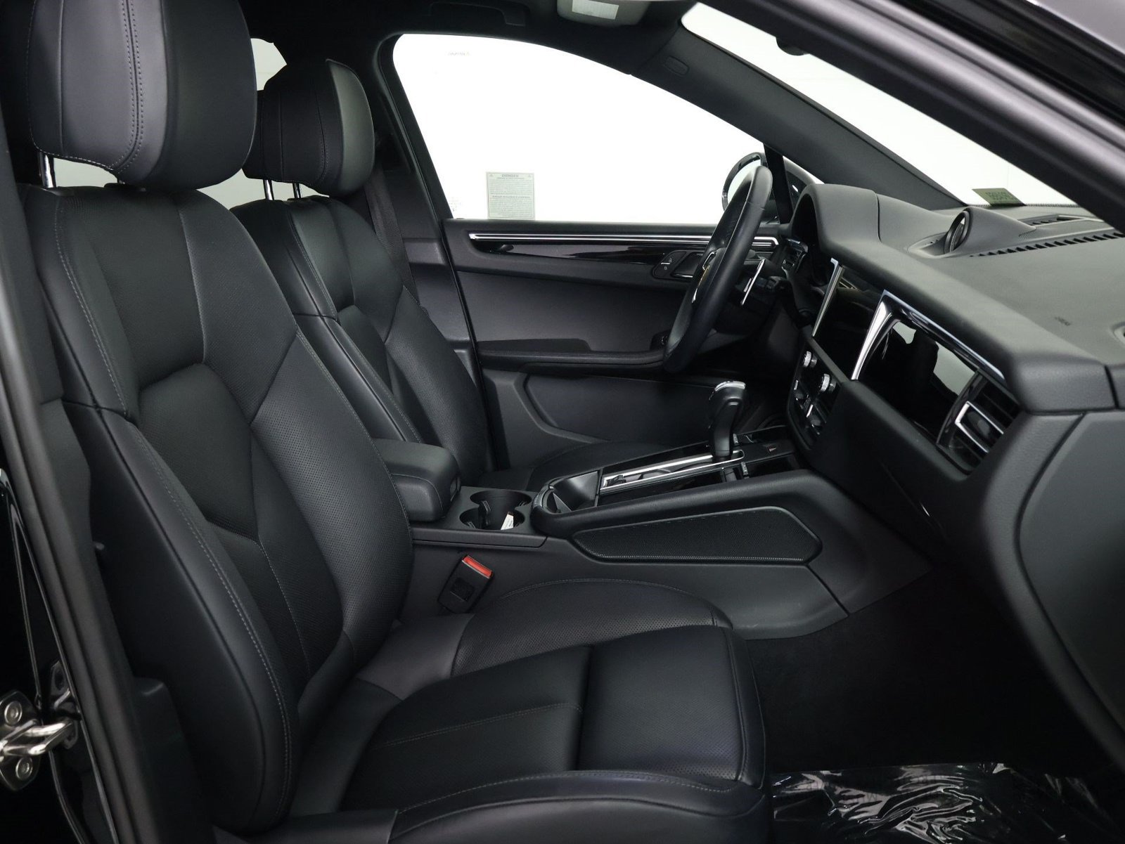 Certified 2023 Porsche Macan AWD/4WD image 31