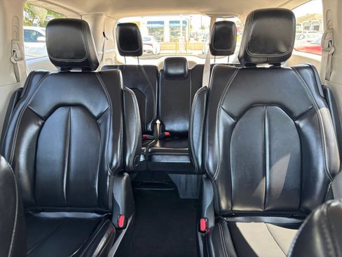 Used 2023 Chrysler Pacifica Touring-L FWD image 36