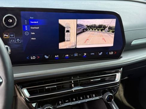 Used 2025 Chevrolet Traverse LT w/ Driver Confidence Package FWD image 16
