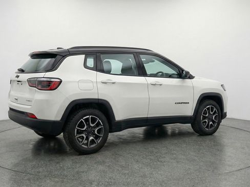 Used 2025 Jeep Compass Trailhawk image 9