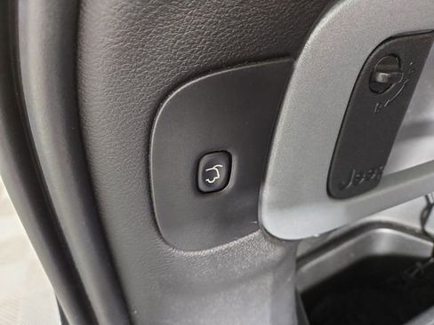 Used 2014 Jeep Cherokee Latitude w/ Comfort/Convenience Group FWD image 31