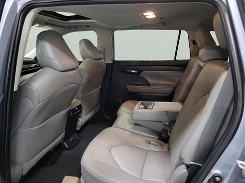 Used 2022 Toyota Highlander XLE image 9
