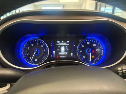 Used 2023 Chrysler Voyager LX FWD image 14