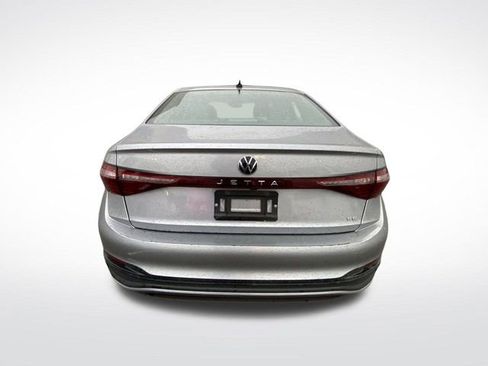 Used 2025 Volkswagen Jetta SE image 9
