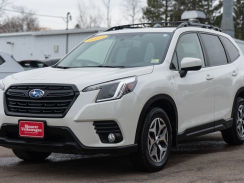 Used 2023 Subaru Forester Premium image 2