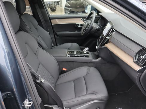 Certified 2025 Volvo XC90 B6 Plus image 36