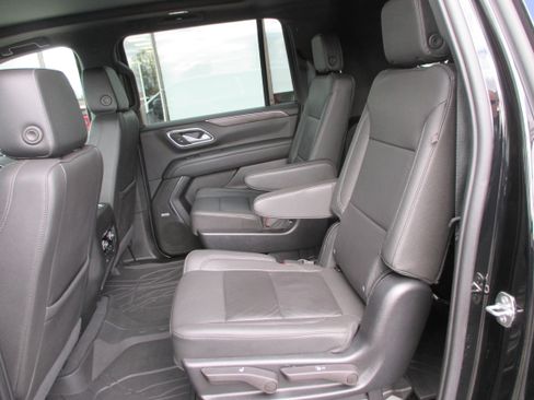 Used 2023 Chevrolet Suburban LT w/ Luxury Package image 12