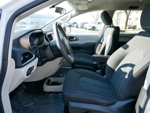 Used 2022 Chrysler Voyager LX image 31