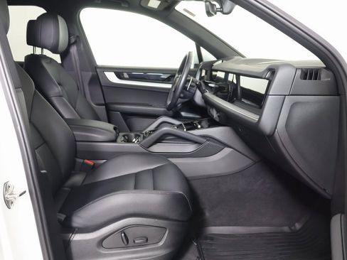 Used 2025 Porsche Cayenne image 8