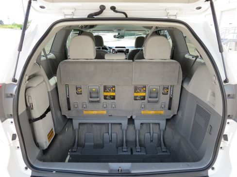 Used 2014 Toyota Sienna LE FWD image 28
