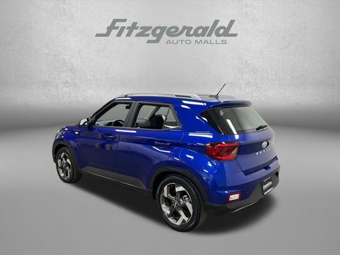 Used 2023 Hyundai Venue SEL FWD image 3