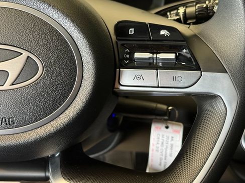 Used 2025 Hyundai Elantra SE image 12