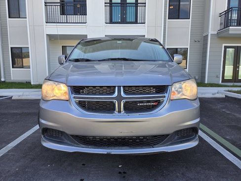 Used 2014 Dodge Grand Caravan SXT image 2