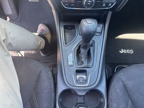 Used 2019 Jeep Cherokee Latitude w/ Popular Appearance Group FWD image 5