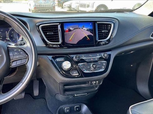 Used 2018 Chrysler Pacifica Limited w/ S Appearance Package image 15