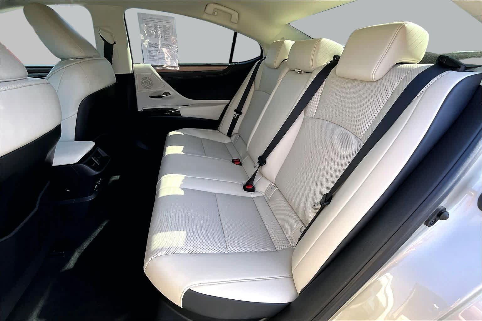 Certified 2023 Lexus ES 300h w/ Premium Package FWD image 18