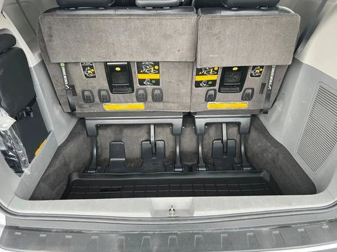 Used 2013 Toyota Sienna SE image 11