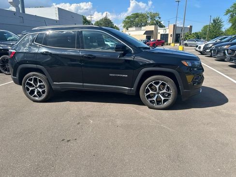 Used 2025 Jeep Compass Limited AWD/4WD image 4