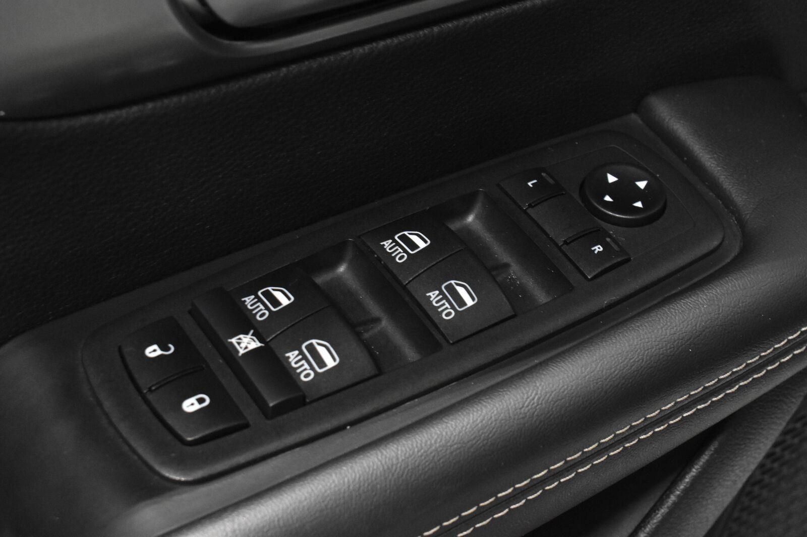Used 2025 Chrysler Pacifica Select FWD image 11