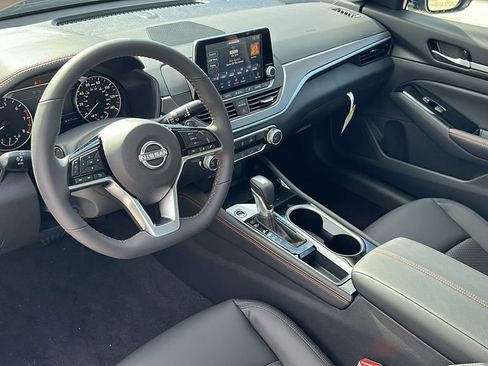 Used 2025 Nissan Altima 2.5 SR FWD image 13